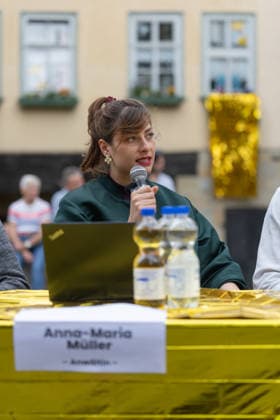 Widersetzen AfD Bundesparteitag 2026 Erfurt 05072026 - Anna Maria Mueller (Müller) vom Anwaltlichen Notdienst +++ Pressekonferenz der Organisation Widersetzen nach dem Bundesparteitag auf der Rathausbruecke in Erfurt +++ Unter dem Motto widersetzen beziehungsweise zusammenstehen haben in Erfurt zahlreiche Demonstrationen gegen den Bundesparteitag der Partei Alternative fuer Deutschland (AfD) stattgefunden. Am Rande kam es immer wieder zu Auseinandersetzungen zwischen Demonstrierenden und Polizei. Es wurde auch versucht, den Parteitag durch Sitzblockaden zu verhindern. *** Widersetzen: AfD National Party Convention 2026, Erfurt, July 5, 2026. Anna Maria Mueller Müller from the Lawyers’ Emergency Service at a press conferenc 05062026-ppb-07