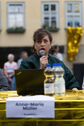 Widersetzen AfD Bundesparteitag 2026 Erfurt 05072026 - Anna Maria Mueller (Müller) vom Anwaltlichen Notdienst +++ Pressekonferenz der Organisation Widersetzen nach dem Bundesparteitag auf der Rathausbruecke in Erfurt +++ Unter dem Motto widersetzen beziehungsweise zusammenstehen haben in Erfurt zahlreiche Demonstrationen gegen den Bundesparteitag der Partei Alternative fuer Deutschland (AfD) stattgefunden. Am Rande kam es immer wieder zu Auseinandersetzungen zwischen Demonstrierenden und Polizei. Es wurde auch versucht, den Parteitag durch Sitzblockaden zu verhindern. *** Widersetzen: AfD National Party Convention 2026, Erfurt, July 5, 2026. Anna Maria Mueller Müller from the Lawyers’ Emergency Service at a press conferenc 05062026-ppb-09