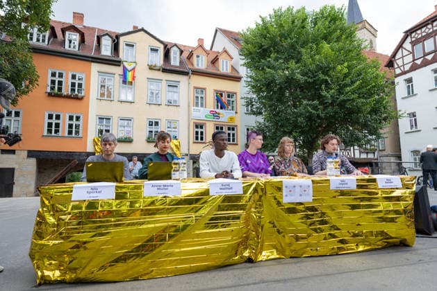 Widersetzen AfD Bundesparteitag 2026 Erfurt 05072026 - Pressekonferenz der Organisation Widersetzen nach dem Bundesparteitag auf der Rathausbruecke in Erfurt +++ Unter dem Motto widersetzen beziehungsweise zusammenstehen haben in Erfurt zahlreiche Demonstrationen gegen den Bundesparteitag der Partei Alternative fuer Deutschland (AfD) stattgefunden. Am Rande kam es immer wieder zu Auseinandersetzungen zwischen Demonstrierenden und Polizei. Es wurde auch versucht, den Parteitag durch Sitzblockaden zu verhindern. *** Widersetzen: AfD National Party Convention 2026, Erfurt, July 5, 2026 — Press conference held by the organization Widersetzen following the national party convention on the Rathausbrücke in Erfurt. Under the sloga 05062026-ppb-11