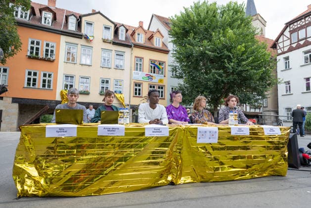 Widersetzen AfD Bundesparteitag 2026 Erfurt 05072026 - Pressekonferenz der Organisation Widersetzen nach dem Bundesparteitag auf der Rathausbruecke in Erfurt +++ Unter dem Motto widersetzen beziehungsweise zusammenstehen haben in Erfurt zahlreiche Demonstrationen gegen den Bundesparteitag der Partei Alternative fuer Deutschland (AfD) stattgefunden. Am Rande kam es immer wieder zu Auseinandersetzungen zwischen Demonstrierenden und Polizei. Es wurde auch versucht, den Parteitag durch Sitzblockaden zu verhindern. *** Widersetzen: AfD National Party Convention 2026, Erfurt, July 5, 2026 — Press conference held by the organization Widersetzen following the national party convention on the Rathausbrücke in Erfurt. Under the sloga 05062026-ppb-12