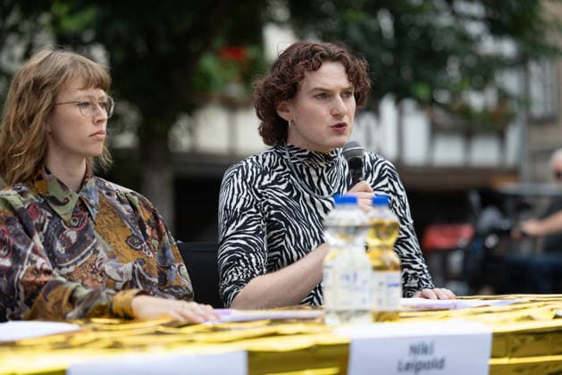 Widersetzen AfD Bundesparteitag 2026 Erfurt 05072026 - Noa Sander; Pressekonferenz der Organisation Widersetzen nach dem Bundesparteitag auf der Rathausbruecke in Erfurt +++ Unter dem Motto widersetzen beziehungsweise zusammenstehen haben in Erfurt zahlreiche Demonstrationen gegen den Bundesparteitag der Partei Alternative fuer Deutschland (AfD) stattgefunden. Am Rande kam es immer wieder zu Auseinandersetzungen zwischen Demonstrierenden und Polizei. Es wurde auch versucht, den Parteitag durch Sitzblockaden zu verhindern. *** Widersetzen AfD National Party Convention 2026 Erfurt 05072026 Noa Sander Press conference held by the organization Widersetzen following the national party convention on the Rathausbrücke in Erfurt. U 05062026-ppb-13