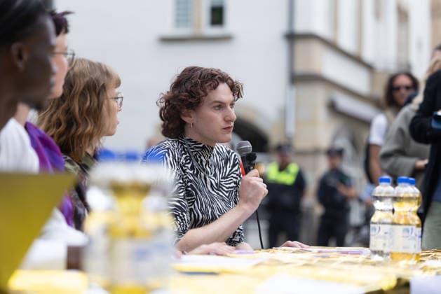 Widersetzen AfD Bundesparteitag 2026 Erfurt 05072026 - Noa Sander; Pressekonferenz der Organisation Widersetzen nach dem Bundesparteitag auf der Rathausbruecke in Erfurt +++ Unter dem Motto widersetzen beziehungsweise zusammenstehen haben in Erfurt zahlreiche Demonstrationen gegen den Bundesparteitag der Partei Alternative fuer Deutschland (AfD) stattgefunden. Am Rande kam es immer wieder zu Auseinandersetzungen zwischen Demonstrierenden und Polizei. Es wurde auch versucht, den Parteitag durch Sitzblockaden zu verhindern. *** Widersetzen AfD National Party Convention 2026 Erfurt 05072026 Noa Sander Press conference held by the organization Widersetzen following the national party convention on the Rathausbrücke in Erfurt. U 05062026-ppb-16