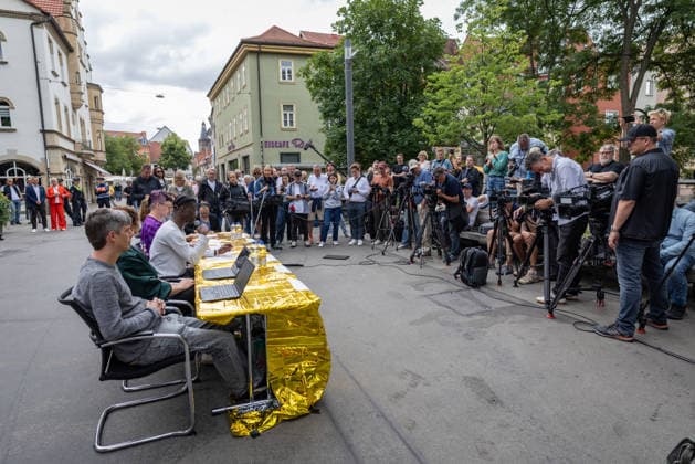Widersetzen AfD Bundesparteitag 2026 Erfurt 05072026 - Pressekonferenz der Organisation Widersetzen nach dem Bundesparteitag auf der Rathausbruecke in Erfurt +++ Unter dem Motto widersetzen beziehungsweise zusammenstehen haben in Erfurt zahlreiche Demonstrationen gegen den Bundesparteitag der Partei Alternative fuer Deutschland (AfD) stattgefunden. Am Rande kam es immer wieder zu Auseinandersetzungen zwischen Demonstrierenden und Polizei. Es wurde auch versucht, den Parteitag durch Sitzblockaden zu verhindern. *** Widersetzen: AfD National Party Convention 2026, Erfurt, July 5, 2026 — Press conference held by the organization Widersetzen following the national party convention on the Rathausbrücke in Erfurt. Under the slo 05062026-ppb-19