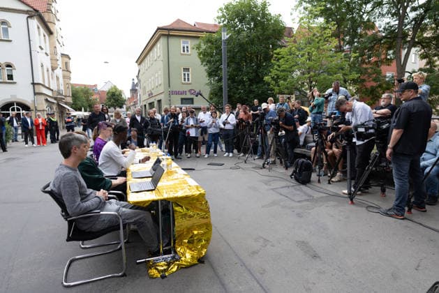 Widersetzen AfD Bundesparteitag 2026 Erfurt 05072026 - Pressekonferenz der Organisation Widersetzen nach dem Bundesparteitag auf der Rathausbruecke in Erfurt +++ Unter dem Motto widersetzen beziehungsweise zusammenstehen haben in Erfurt zahlreiche Demonstrationen gegen den Bundesparteitag der Partei Alternative fuer Deutschland (AfD) stattgefunden. Am Rande kam es immer wieder zu Auseinandersetzungen zwischen Demonstrierenden und Polizei. Es wurde auch versucht, den Parteitag durch Sitzblockaden zu verhindern. *** Widersetzen: AfD National Party Convention 2026, Erfurt, July 5, 2026 — Press conference held by the organization Widersetzen following the national party convention on the Rathausbrücke in Erfurt. Under the slo 05062026-ppb-20