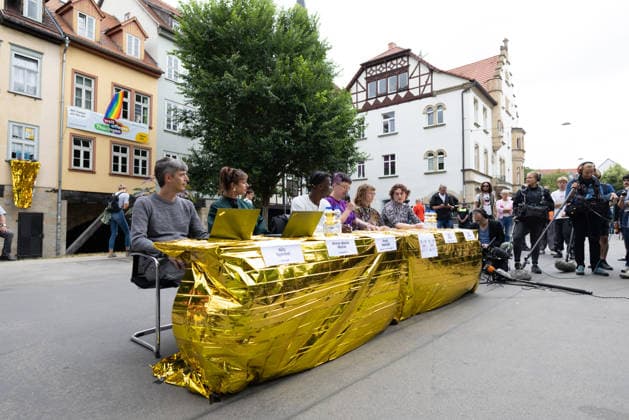 Widersetzen AfD Bundesparteitag 2026 Erfurt 05072026 - Pressekonferenz der Organisation Widersetzen nach dem Bundesparteitag auf der Rathausbruecke in Erfurt +++ Unter dem Motto widersetzen beziehungsweise zusammenstehen haben in Erfurt zahlreiche Demonstrationen gegen den Bundesparteitag der Partei Alternative fuer Deutschland (AfD) stattgefunden. Am Rande kam es immer wieder zu Auseinandersetzungen zwischen Demonstrierenden und Polizei. Es wurde auch versucht, den Parteitag durch Sitzblockaden zu verhindern. *** Widersetzen: AfD National Party Convention 2026, Erfurt, July 5, 2026 — Press conference held by the organization Widersetzen following the national party convention on the Rathausbrücke in Erfurt. Under the sloga 05062026-ppb-24