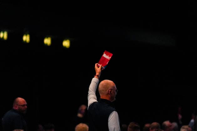Erfurt Ein Delegierter des AfD-Bundesparteitags stimmt mit Nein Ein Delegierter stimmt am 05.07.2026 auf dem Bundesparteitag der Alternative fuer Deutschland in Erfurt mit Nein Ein Delegierter des AfD-Bundesparteitags stimmt mit Nein , *** Erfurt: A delegate at the AfD national party convention votes no. On July 5, 2026, a delegate votes no at the national party convention of Alternative for Germany in Erfurt. A delegate at the AfD national party convention votes no, Copyright: xEibner-Pressefoto PiaxSchindlerx EP_PSR