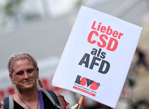 News Themen der Woche KW27 05.07.2026, xophax, öffentliches Leben, Köln, Cologne Kölner Dom . ColognePride 2026 , CSD in Köln , Parade. Anti - AFD Plakat Köln *** July 5, 2026, xophax, public life, Cologne, Cologne Cathedral, ColognePride 2026, CSD in Cologne, Anti-AFD poster at the Cologne parade