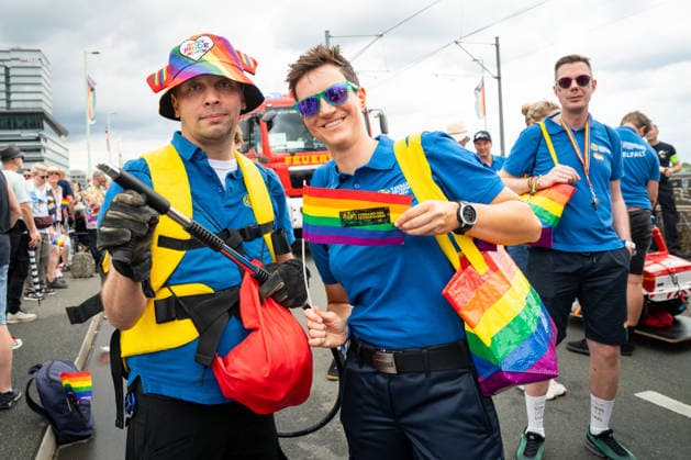 Christopher-Street-Day (CSD) in Koeln Bunt und schrill, verkleidete Demonstrationsteilnehmer feiern ausgelassen in wunderschoenen Kostuemen bei der CSD Demontration (Christopher-Street-Day) in Koeln fuer kulturelle Vielfalt der Pride Bewegung Koeln Nordrhein-Westfalen Deutschland *** Christopher Street Day (CSD) in Cologne: Colorful and flamboyant, costumed marchers celebrate exuberantly in beautiful costumes at the CSD march—Christopher Street Day in Cologne—in support of cultural diversity within the Pride movement in Cologne, North Rhine-Westphalia, Germany