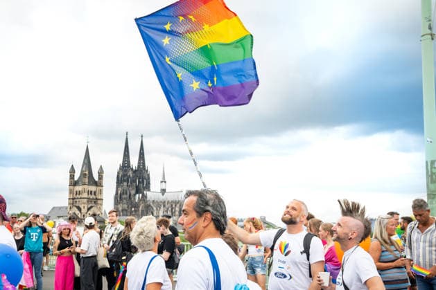 Christopher-Street-Day (CSD) in Koeln Impression des Zug des CSD Demontration (Christopher-Street-Day) in Koeln auf der Deutzer Bruecke mit Blick auf den Dom. fuer kulturelle Vielfalt der Pride Bewegung Koeln Nordrhein-Westfalen Deutschland *** Christopher Street Day (CSD) in Cologne: A glimpse of the CSD parade—the Christopher Street Day demonstration in Cologne on the Deutz Bridge, with a view of the cathedral, celebrating the cultural diversity of the Pride movement in Cologne, North Rhine-Westphalia, Germany