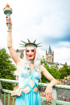 Christopher-Street-Day (CSD) in Koeln DragQueen verkleidet als Freiheitsstatue auf der Deutzer Bruecke entlang des CSD Demontrationszug (Christopher-Street-Day) in Koeln fuer kulturelle Vielfalt der Pride Bewegung Koeln Nordrhein-Westfalen Deutschland *** Christopher Street Day (CSD) in Cologne: A drag queen dressed as the Statue of Liberty on the Deutz Bridge along the CSD parade route. Christopher Street Day in Cologne celebrates the cultural diversity of the Pride movement. Cologne, North Rhine-Westphalia, Germany