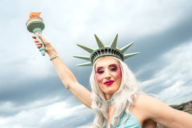 Christopher-Street-Day (CSD) in Koeln DragQueen verkleidet als Freiheitsstatue auf der Deutzer Bruecke entlang des CSD Demontrationszug (Christopher-Street-Day) in Koeln fuer kulturelle Vielfalt der Pride Bewegung Koeln Nordrhein-Westfalen Deutschland *** Christopher Street Day (CSD) in Cologne: A drag queen dressed as the Statue of Liberty on the Deutz Bridge along the CSD parade route. Christopher Street Day in Cologne celebrates the cultural diversity of the Pride movement. Cologne, North Rhine-Westphalia, Germany