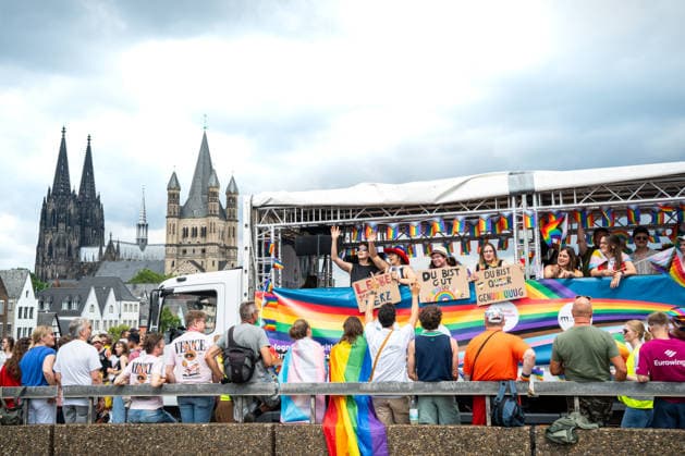 Christopher-Street-Day (CSD) in Koeln Impression des Zug des CSD Demontration (Christopher-Street-Day) in Koeln auf der Deutzer Bruecke mit Blick auf den Dom. fuer kulturelle Vielfalt der Pride Bewegung Koeln Nordrhein-Westfalen Deutschland *** Christopher Street Day (CSD) in Cologne: A glimpse of the CSD parade—the Christopher Street Day demonstration in Cologne on the Deutz Bridge, with a view of the cathedral, celebrating the cultural diversity of the Pride movement in Cologne, North Rhine-Westphalia, Germany