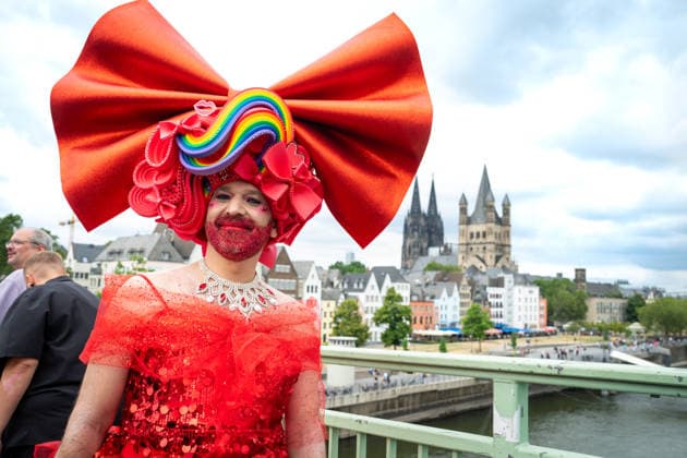 Christopher-Street-Day (CSD) in Koeln Bunt und schrill, verkleidete Demonstrationsteilnehmer feiern ausgelassen in wunderschoenen Kostuemen bei der CSD Demontration (Christopher-Street-Day) in Koeln fuer kulturelle Vielfalt der Pride Bewegung Koeln Nordrhein-Westfalen Deutschland *** Christopher Street Day (CSD) in Cologne: Colorful and flamboyant, costumed marchers celebrate exuberantly in beautiful costumes at the CSD march—Christopher Street Day in Cologne—in support of cultural diversity within the Pride movement in Cologne, North Rhine-Westphalia, Germany