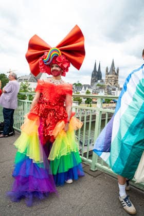 Christopher-Street-Day (CSD) in Koeln Bunt und schrill, verkleidete Demonstrationsteilnehmer feiern ausgelassen in wunderschoenen Kostuemen bei der CSD Demontration (Christopher-Street-Day) in Koeln fuer kulturelle Vielfalt der Pride Bewegung Koeln Nordrhein-Westfalen Deutschland *** Christopher Street Day (CSD) in Cologne: Colorful and flamboyant, costumed marchers celebrate exuberantly in beautiful costumes at the CSD march—Christopher Street Day in Cologne—in support of cultural diversity within the Pride movement in Cologne, North Rhine-Westphalia, Germany