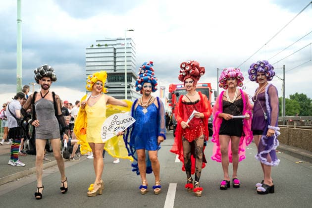 Christopher-Street-Day (CSD) in Koeln Bunt und schrill, verkleidete Demonstrationsteilnehmer feiern ausgelassen in wunderschoenen Kostuemen bei der CSD Demontration (Christopher-Street-Day) in Koeln fuer kulturelle Vielfalt der Pride Bewegung Koeln Nordrhein-Westfalen Deutschland *** Christopher Street Day (CSD) in Cologne: Colorful and flamboyant, costumed marchers celebrate exuberantly in beautiful costumes at the CSD march—Christopher Street Day in Cologne—in support of cultural diversity within the Pride movement in Cologne, North Rhine-Westphalia, Germany