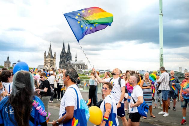Christopher-Street-Day (CSD) in Koeln Impression des Zug des CSD Demontration (Christopher-Street-Day) in Koeln auf der Deutzer Bruecke mit Blick auf den Dom. fuer kulturelle Vielfalt der Pride Bewegung Koeln Nordrhein-Westfalen Deutschland *** Christopher Street Day (CSD) in Cologne: A glimpse of the CSD parade—the Christopher Street Day demonstration in Cologne on the Deutz Bridge, with a view of the cathedral, celebrating the cultural diversity of the Pride movement in Cologne, North Rhine-Westphalia, Germany