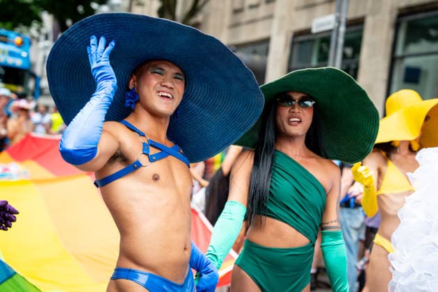 Christopher-Street-Day (CSD) in Koeln Bunt und schrill, verkleidete Demonstrationsteilnehmer feiern ausgelassen in wunderschoenen Kostuemen bei der CSD Demontration (Christopher-Street-Day) in Koeln fuer kulturelle Vielfalt der Pride Bewegung Koeln Nordrhein-Westfalen Deutschland *** Christopher Street Day (CSD) in Cologne: Colorful and flamboyant, costumed marchers celebrate exuberantly in beautiful costumes at the CSD march—Christopher Street Day in Cologne—in support of cultural diversity within the Pride movement in Cologne, North Rhine-Westphalia, Germany