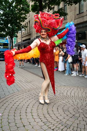 Christopher-Street-Day (CSD) in Koeln Bunt und schrill, verkleidete Demonstrationsteilnehmer feiern ausgelassen in wunderschoenen Kostuemen bei der CSD Demontration (Christopher-Street-Day) in Koeln fuer kulturelle Vielfalt der Pride Bewegung Koeln Nordrhein-Westfalen Deutschland *** Christopher Street Day (CSD) in Cologne: Colorful and flamboyant, costumed marchers celebrate exuberantly in beautiful costumes at the CSD march—Christopher Street Day in Cologne—in support of cultural diversity within the Pride movement in Cologne, North Rhine-Westphalia, Germany