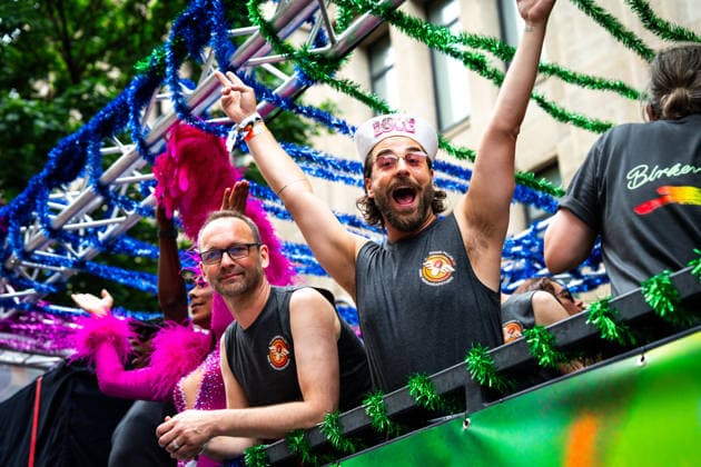 Christopher-Street-Day (CSD) in Koeln Feiernde auf den Demonstrationswagen, gut gelaut und tanzend bei der CSD Demontration (Christopher-Street-Day) in Koeln fuer kulturelle Vielfalt der Pride Bewegung Koeln Nordrhein-Westfalen Deutschland *** Christopher Street Day (CSD) in Cologne: Revelers on the parade floats, in high spirits and dancing at the CSD parade in Cologne, celebrating cultural diversity as part of the Pride movement in Cologne, North Rhine-Westphalia, Germany