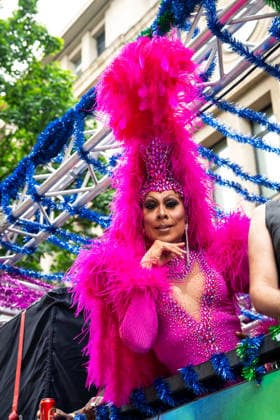 Christopher-Street-Day (CSD) in Koeln DragQueen mit wunderschoenen pinken Kostuem feiert auf den Demonstrationswagen, gut gelaut bei der CSD Demontration (Christopher-Street-Day) in Koeln fuer kulturelle Vielfalt der Pride Bewegung Koeln Nordrhein-Westfalen Deutschland *** Christopher Street Day (CSD) in Cologne: A drag queen in a gorgeous pink costume celebrates on the parade float, in high spirits at the CSD parade—Christopher Street Day in Cologne—in support of cultural diversity within the Pride movement in Cologne, North Rhine-Westphalia, Germany