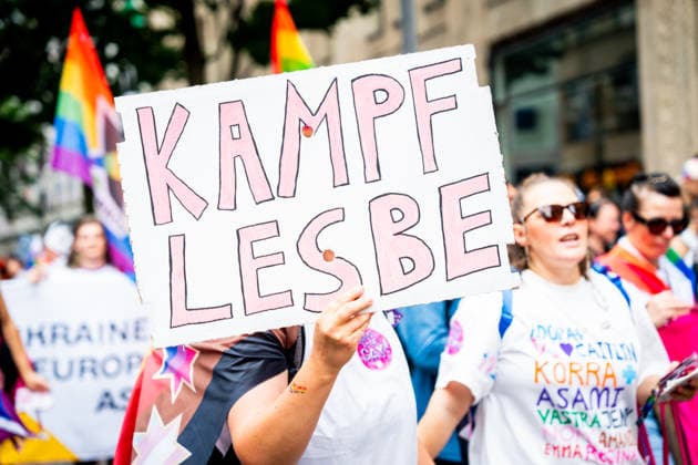 Christopher-Street-Day (CSD) in Koeln Demonstrantin mit einem Schild mit der Aufschrift Kampflesbe bei der CSD Demontration (Christopher-Street-Day) in Koeln fuer kulturelle Vielfalt der Pride Bewegung Koeln Nordrhein-Westfalen Deutschland *** Christopher Street Day (CSD) in Cologne: A demonstrator holding a sign that reads Kampflesbe at the CSD demonstration on Christopher Street Day in Cologne, in support of cultural diversity within the Pride movement in Cologne, North Rhine-Westphalia, Germany