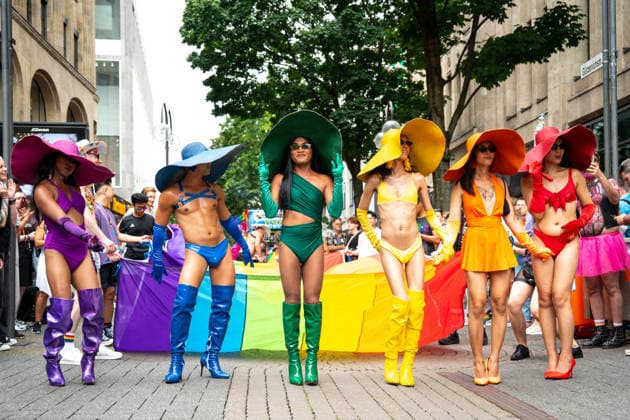 Christopher-Street-Day (CSD) in Koeln Bunt und schrill, verkleidete Demonstrationsteilnehmer feiern ausgelassen in wunderschoenen Kostuemen bei der CSD Demontration (Christopher-Street-Day) in Koeln fuer kulturelle Vielfalt der Pride Bewegung Koeln Nordrhein-Westfalen Deutschland *** Christopher Street Day (CSD) in Cologne: Colorful and flamboyant, costumed marchers celebrate exuberantly in beautiful costumes at the CSD march—Christopher Street Day in Cologne—in support of cultural diversity within the Pride movement in Cologne, North Rhine-Westphalia, Germany