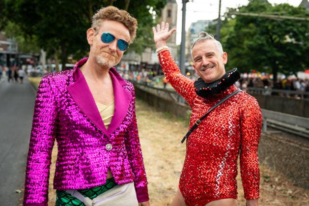 Christopher-Street-Day (CSD) in Koeln Bunt und schrill, verkleidete Demonstrationsteilnehmer feiern ausgelassen in wunderschoenen Kostuemen bei der CSD Demontration (Christopher-Street-Day) in Koeln fuer kulturelle Vielfalt der Pride Bewegung Koeln Nordrhein-Westfalen Deutschland *** Christopher Street Day (CSD) in Cologne: Colorful and flamboyant, costumed marchers celebrate exuberantly in beautiful costumes at the CSD march—Christopher Street Day in Cologne—in support of cultural diversity within the Pride movement in Cologne, North Rhine-Westphalia, Germany