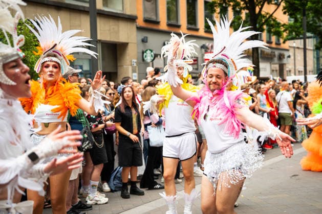 Christopher-Street-Day (CSD) in Koeln Bunt und schrill, verkleidete Demonstrationsteilnehmer tanzen ausgelassen in wunderschoenen Kostuemen bei der CSD Demontration (Christopher-Street-Day) in Koeln fuer kulturelle Vielfalt der Pride Bewegung Koeln Nordrhein-Westfalen Deutschland *** Christopher Street Day (CSD) in Cologne: Colorful and flamboyant, costumed marchers dance exuberantly in beautiful costumes at the CSD march—Christopher Street Day in Cologne—in support of cultural diversity within the Pride movement in Cologne, North Rhine-Westphalia, Germany