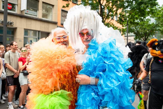 Christopher-Street-Day (CSD) in Koeln Bunt und schrill, verkleidete Demonstrationsteilnehmer feiern ausgelassen in wunderschoenen Kostuemen bei der CSD Demontration (Christopher-Street-Day) in Koeln fuer kulturelle Vielfalt der Pride Bewegung Koeln Nordrhein-Westfalen Deutschland *** Christopher Street Day (CSD) in Cologne: Colorful and flamboyant, costumed marchers celebrate exuberantly in beautiful costumes at the CSD march—Christopher Street Day in Cologne—in support of cultural diversity within the Pride movement in Cologne, North Rhine-Westphalia, Germany