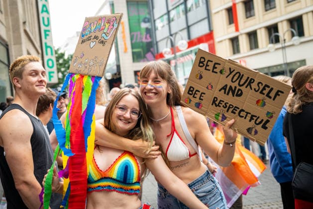 Christopher-Street-Day (CSD) in Koeln Demonstraten mit bunten Konstuemen und bunten Demonstrationsschildern bei der CSD Demontration (Christopher-Street-Day) in Koeln fuer kulturelle Vielfalt der Pride Bewegung Koeln Nordrhein-Westfalen Deutschland *** Christopher Street Day (CSD) in Cologne: Demonstrators wearing colorful costumes and carrying colorful signs at the CSD demonstration on Christopher Street Day in Cologne, promoting cultural diversity within the Pride movement in Cologne, North Rhine-Westphalia, Germany