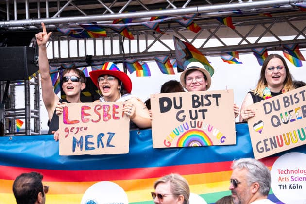 News Themen der Woche KW27 Christopher-Street-Day (CSD) in Koeln Bunt gekleidete Demonstanten auf Umzugswagen mit Schildern mit der Aufschrift Lesben gegen Merz , Du bist gut bei der CSD Demontration (Christopher-Street-Day) in Koeln fuer kulturelle Vielfalt der Pride Bewegung Koeln Nordrhein-Westfalen Deutschland *** Christopher Street Day (CSD) in Cologne: Colorfully dressed demonstrators on floats holding signs reading Lesbians Against Merz. You’re in good company at the CSD demonstration—Christopher Street Day in Cologne—for cultural diversity within the Pride movement in Cologne, North Rhine-Westphalia, Germany.