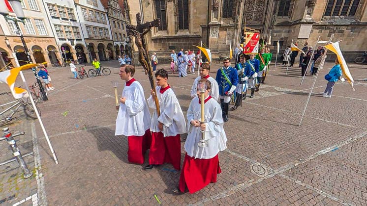 Große Prozession - Der Brauch des alljährliche Buß- und Bittgang reicht zurück bis ins Jahr 1382. 1382 starben in Münster mehr als 8000 Menschen an der Pest, Im Jahr darauf verwüstete ein Großbrand weite Stadtgebiete. Traditionelle Prozession erstmals mit dem neuen Bischof. Münster, Nordrhein-Westfalen, DEU, Deutschland, 05.07.2026 *** Grand Procession: The tradition of the annual penitential procession dates back to 1382. In 1382, more than 8,000 people died of the plague in Münster, The following year, a major fire ravaged large parts of the city. Traditional procession held for the first time with the new bishop. Münster, North Rhine-Westphalia, DEU, Germany, July 5, 2026