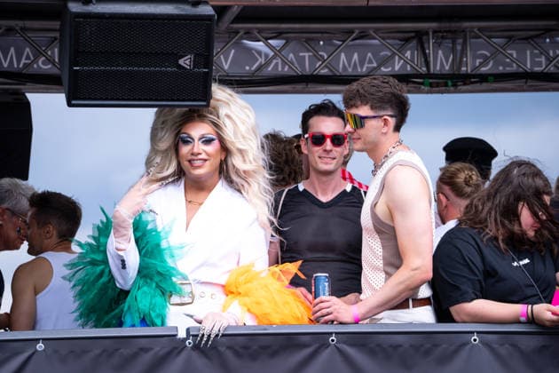 Christopher-Street-Day (CSD) in Koeln Drag Queen auf einem Umzugswagen auf der Deutzer Bruecke bei der CSD Demontration (Christopher-Street-Day) in Koeln fuer kulturelle Vielfalt der Pride Bewegung Koeln Nordrhein-Westfalen Deutschland *** Christopher Street Day (CSD) in Cologne: A drag queen on a float on the Deutz Bridge during the CSD parade on Christopher Street Day in Cologne, celebrating cultural diversity within the Pride movement in Cologne, North Rhine-Westphalia, Germany