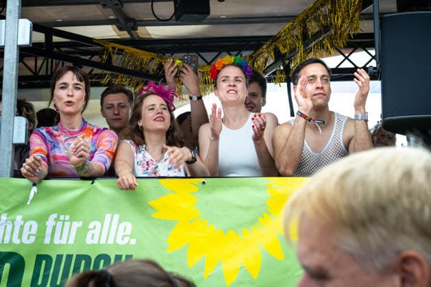 Christopher-Street-Day (CSD) in Koeln Nyke Slawik, Ricarda Lan,Terry Reintke, Tim Achtermeyerg bei der CSD Demontration (Christopher-Street-Day) in Koeln fuer kulturelle Vielfalt der Pride Bewegung Koeln Nordrhein-Westfalen Deutschland *** Christopher Street Day (CSD) in Cologne: Nyke Slawik, Ricarda Lan, Terry Reintke, and Tim Achtermeyerg at the CSD demonstration on Christopher Street Day in Cologne in support of cultural diversity within the Pride movement in Cologne, North Rhine-Westphalia, Germany