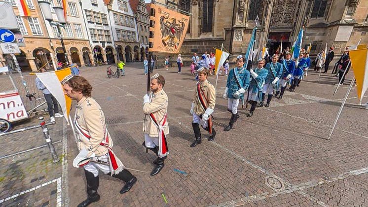 Große Prozession - Der Brauch des alljährliche Buß- und Bittgang reicht zurück bis ins Jahr 1382. 1382 starben in Münster mehr als 8000 Menschen an der Pest, Im Jahr darauf verwüstete ein Großbrand weite Stadtgebiete. Burschenschafter Münsteraner Burschenschaften bei der Prozession. Münster, Nordrhein-Westfalen, DEU, Deutschland, 05.07.2026 *** Grand Procession: The tradition of the annual penitential and supplicatory procession dates back to the year 1382. In 1382, more than 8,000 people died of the plague in Münster, The following year, a major fire devastated large parts of the city. Members of Münster’s fraternities during the procession. Münster, North Rhine-Westphalia, DEU, Germany, July 5, 2026