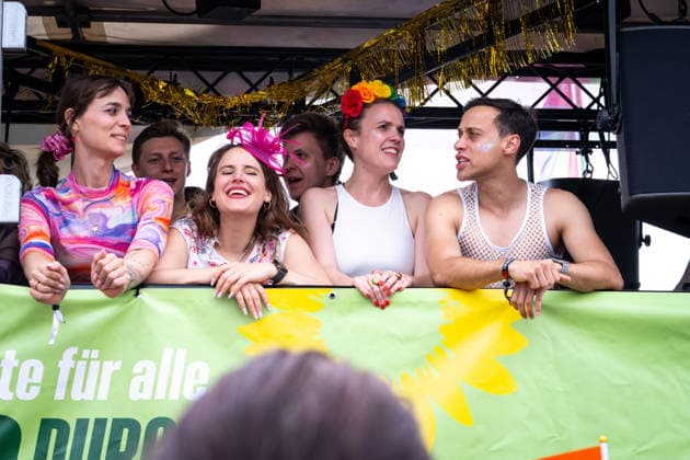 Christopher-Street-Day (CSD) in Koeln Nyke Slawik, Ricarda Lan,Terry Reintke, Tim Achtermeyerg bei der CSD Demontration (Christopher-Street-Day) in Koeln fuer kulturelle Vielfalt der Pride Bewegung Koeln Nordrhein-Westfalen Deutschland *** Christopher Street Day (CSD) in Cologne: Nyke Slawik, Ricarda Lan, Terry Reintke, and Tim Achtermeyerg at the CSD demonstration on Christopher Street Day in Cologne in support of cultural diversity within the Pride movement in Cologne, North Rhine-Westphalia, Germany