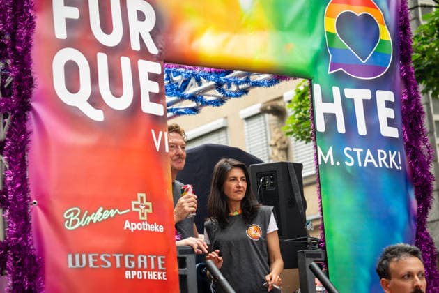 Christopher-Street-Day (CSD) in Koeln Serap Gueler auf dem Wagen der Birken-Apotheke feiert die CDU Politikerin bei der CSD Demontration (Christopher-Street-Day) in Koeln fuer kulturelle Vielfalt der Pride Bewegung Koeln Nordrhein-Westfalen Deutschland *** Christopher Street Day (CSD) in Cologne: Serap Güler, riding on the Birken Apotheke float, celebrates the CSD demonstration as a CDU politician at Christopher Street Day in Cologne, promoting cultural diversity within the Pride movement in Cologne, North Rhine-Westphalia, Germany