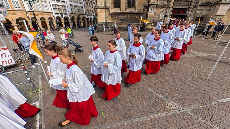 Große Prozession - Der Brauch des alljährliche Buß- und Bittgang reicht zurück bis ins Jahr 1382. 1382 starben in Münster mehr als 8000 Menschen an der Pest, Im Jahr darauf verwüstete ein Großbrand weite Stadtgebiete. Traditionelle Prozession erstmals mit dem neuen Bischof. Münster, Nordrhein-Westfalen, DEU, Deutschland, 05.07.2026 *** Grand Procession: The tradition of the annual penitential procession dates back to 1382. In 1382, more than 8,000 people died of the plague in Münster, The following year, a major fire ravaged large parts of the city. Traditional procession held for the first time with the new bishop. Münster, North Rhine-Westphalia, DEU, Germany, July 5, 2026