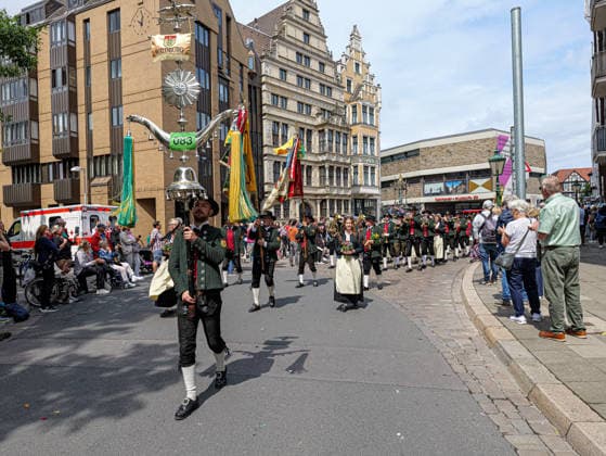 Schützenausmarsch 2026 in Hannover Das weltgrößte 497. Schützenfest beginnt traditionsgemäß mit dem großen Schützenausmarsch in der Innenstadt von Hannover. *** 2026 Schützenausmarsch in Hanover The world s largest Schützenfest, featuring 497 participants, traditionally begins with the grand Schützenausmarsch in downtown Hanover Copyright: xBerndxGüntherx