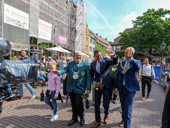 Schützenausmarsch 2026 in Hannover Das weltgrößte 497. Schützenfest beginnt traditionsgemäß mit dem großen Schützenausmarsch in der Innenstadt von Hannover. *** 2026 Schützenausmarsch in Hanover The world s largest Schützenfest, featuring 497 participants, traditionally begins with the grand Schützenausmarsch in downtown Hanover Copyright: xBerndxGüntherx