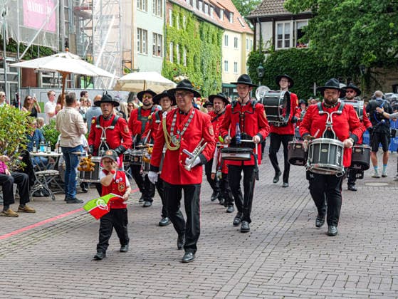 Schützenausmarsch 2026 in Hannover Das weltgrößte 497. Schützenfest beginnt traditionsgemäß mit dem großen Schützenausmarsch in der Innenstadt von Hannover. *** 2026 Schützenausmarsch in Hanover The world s largest Schützenfest, featuring 497 participants, traditionally begins with the grand Schützenausmarsch in downtown Hanover Copyright: xBerndxGüntherx