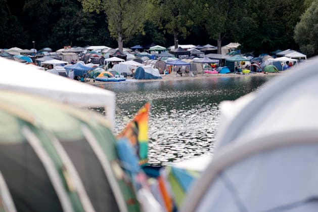 Zelte von Festivalbesuchern sind eng gebaut bis ans Seeufer beim Summerjam Festival 2026 am Fühlinger See. Das Summerjam Festival ist eines der größten Reggae-Festivals in Europa und existiert dieses Jahr 39 Jahre, 29 davon in Köln. (Themenbild, Symbolbild) Köln, 04.07.2026 NRW Deutschland *** Festivalgoers’ tents are pitched close together right up to the lakeshore at the 2026 Summerjam Festival on Lake Fühlinger. The Summerjam Festival is one of the largest reggae festivals in Europe and is celebrating its 39th anniversary this year, 29 of which have been held in Cologne. Featured image, stock photo: Cologne, July 4, 2026, North Rhine-Westphalia, Germany Copyright: xChristophxHardtx