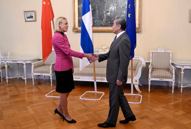 LKS 20260705 Finnish Foreign Minister Elina Valtonen (L) welcomes Chinese Foreign Minister Wang Yi as they meet in Helsinki, Finland, on July 5, 2026. Minister Wang Yi is currently touring the Nordic countries. - JADE SILPO Helsinki Finland  Copyright: xJadexSilpox tXhduTUd0pY