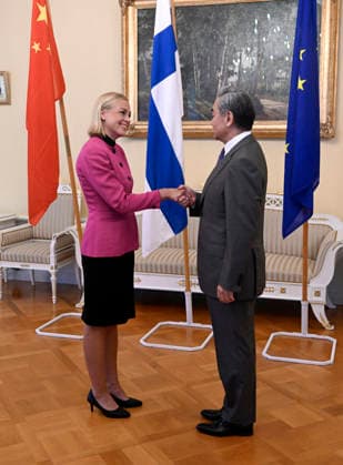 LKS 20260705 Finnish Foreign Minister Elina Valtonen (L) welcomes Chinese Foreign Minister Wang Yi as they meet in Helsinki, Finland, on July 5, 2026. Minister Wang Yi is currently touring the Nordic countries. - JADE SILPO Helsinki Finland  Copyright: xJadexSilpox gXgr-cWWPQM