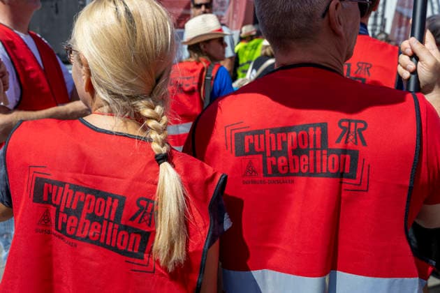 Ruhrpott Rebellion der IG-Metall in Duisburg. 04.07.2026, EU, DEU, Deutschland, Nordrhein-Westfalen, Duisburg: mehrere tausend IG-Metall Mitglieder und Verdi Mitglieder Demonstrieren unter den Motto Hände weg von Sozialstaat . Die Demonstration Sammelte sich vor dem DGB-Haus am Stapeltor und zog zur Kundgebung auf dem Opernplatz. Mit bundesweiten Aktionen machen die Gewerkschaften mobil gegen das Reformpaket, auf das sich die Berliner Regierungskoalition in der vergangenen Woche verständigt hat. Sie fordern Veränderungen in der parlamentarischen Beratung des Pakets, das die Redner bei der Kundgebung auf dem Opernplatz als Verteilung von unten nach oben scharf kritisierten. EU, DEU, Germany, North Rhine-Westphalia, Duisburg: sever