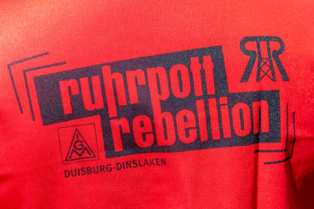 Ruhrpott Rebellion der IG-Metall in Duisburg. 04.07.2026, EU, DEU, Deutschland, Nordrhein-Westfalen, Duisburg: mehrere tausend IG-Metall Mitglieder und Verdi Mitglieder Demonstrieren unter den Motto Hände weg von Sozialstaat . Die Demonstration Sammelte sich vor dem DGB-Haus am Stapeltor und zog zur Kundgebung auf dem Opernplatz. Mit bundesweiten Aktionen machen die Gewerkschaften mobil gegen das Reformpaket, auf das sich die Berliner Regierungskoalition in der vergangenen Woche verständigt hat. Sie fordern Veränderungen in der parlamentarischen Beratung des Pakets, das die Redner bei der Kundgebung auf dem Opernplatz als Verteilung von unten nach oben scharf kritisierten. EU, DEU, Germany, North Rhine-Westphalia, Duisburg: sever