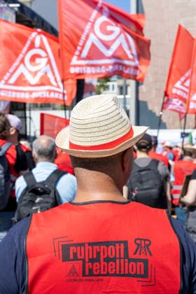 Ruhrpott Rebellion der IG-Metall in Duisburg. 04.07.2026, EU, DEU, Deutschland, Nordrhein-Westfalen, Duisburg: mehrere tausend IG-Metall Mitglieder und Verdi Mitglieder Demonstrieren unter den Motto Hände weg von Sozialstaat . Die Demonstration Sammelte sich vor dem DGB-Haus am Stapeltor und zog zur Kundgebung auf dem Opernplatz. Mit bundesweiten Aktionen machen die Gewerkschaften mobil gegen das Reformpaket, auf das sich die Berliner Regierungskoalition in der vergangenen Woche verständigt hat. Sie fordern Veränderungen in der parlamentarischen Beratung des Pakets, das die Redner bei der Kundgebung auf dem Opernplatz als Verteilung von unten nach oben scharf kritisierten. EU, DEU, Germany, North Rhine-Westphalia, Duisburg: sever