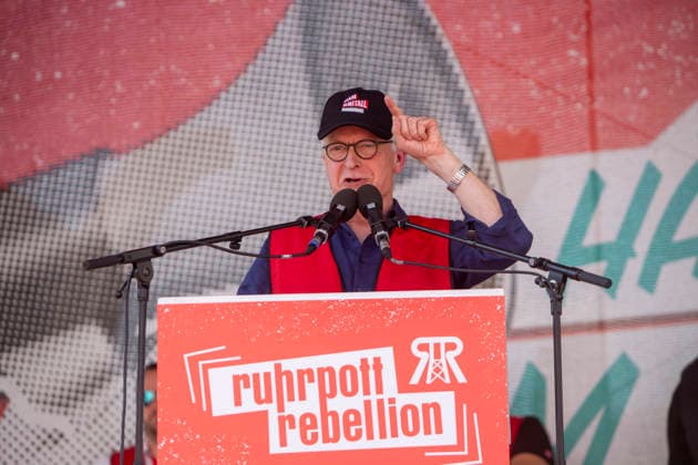Ruhrpott Rebellion der IG-Metall in Duisburg. 04.07.2026, EU, DEU, Deutschland, Nordrhein-Westfalen, Duisburg: mehrere tausend IG-Metall Mitglieder und Verdi Mitglieder Demonstrieren unter den Motto Hände weg von Sozialstaat . Die Demonstration Sammelte sich vor dem DGB-Haus am Stapeltor und zog zur Kundgebung auf dem Opernplatz. Mit bundesweiten Aktionen machen die Gewerkschaften mobil gegen das Reformpaket, auf das sich die Berliner Regierungskoalition in der vergangenen Woche verständigt hat. Sie fordern Veränderungen in der parlamentarischen Beratung des Pakets, das die Redner bei der Kundgebung auf dem Opernplatz als Verteilung von unten nach oben scharf kritisierten. Hans-Jürgen Urban, Vorstandsmitglied und Sozialfachmann d