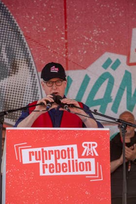 Ruhrpott Rebellion der IG-Metall in Duisburg. 04.07.2026, EU, DEU, Deutschland, Nordrhein-Westfalen, Duisburg: mehrere tausend IG-Metall Mitglieder und Verdi Mitglieder Demonstrieren unter den Motto Hände weg von Sozialstaat . Die Demonstration Sammelte sich vor dem DGB-Haus am Stapeltor und zog zur Kundgebung auf dem Opernplatz. Mit bundesweiten Aktionen machen die Gewerkschaften mobil gegen das Reformpaket, auf das sich die Berliner Regierungskoalition in der vergangenen Woche verständigt hat. Sie fordern Veränderungen in der parlamentarischen Beratung des Pakets, das die Redner bei der Kundgebung auf dem Opernplatz als Verteilung von unten nach oben scharf kritisierten. Hans-Jürgen Urban, Vorstandsmitglied und Sozialfachmann d
