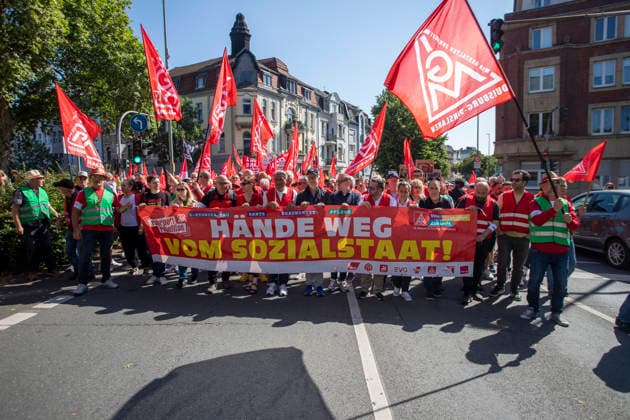 Ruhrpott Rebellion der IG-Metall in Duisburg. 04.07.2026, EU, DEU, Deutschland, Nordrhein-Westfalen, Duisburg: mehrere tausend IG-Metall Mitglieder und Verdi Mitglieder Demonstrieren unter den Motto Hände weg von Sozialstaat . Die Demonstration Sammelte sich vor dem DGB-Haus am Stapeltor und zog zur Kundgebung auf dem Opernplatz. Mit bundesweiten Aktionen machen die Gewerkschaften mobil gegen das Reformpaket, auf das sich die Berliner Regierungskoalition in der vergangenen Woche verständigt hat. Sie fordern Veränderungen in der parlamentarischen Beratung des Pakets, das die Redner bei der Kundgebung auf dem Opernplatz als Verteilung von unten nach oben scharf kritisierten. EU, DEU, Germany, North Rhine-Westphalia, Duisburg: sever